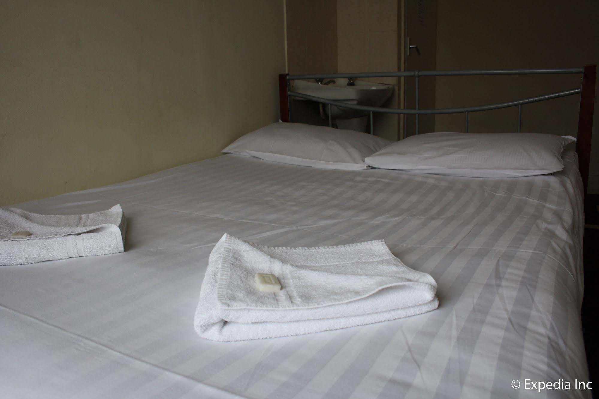 Daisy Hotel Лондон Экстерьер фото